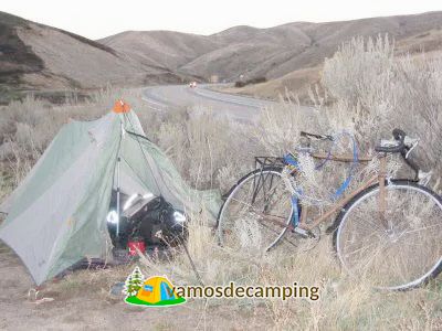 ¡Todos en la silla de montar! El equipo que necesitas para acampar en bicicleta